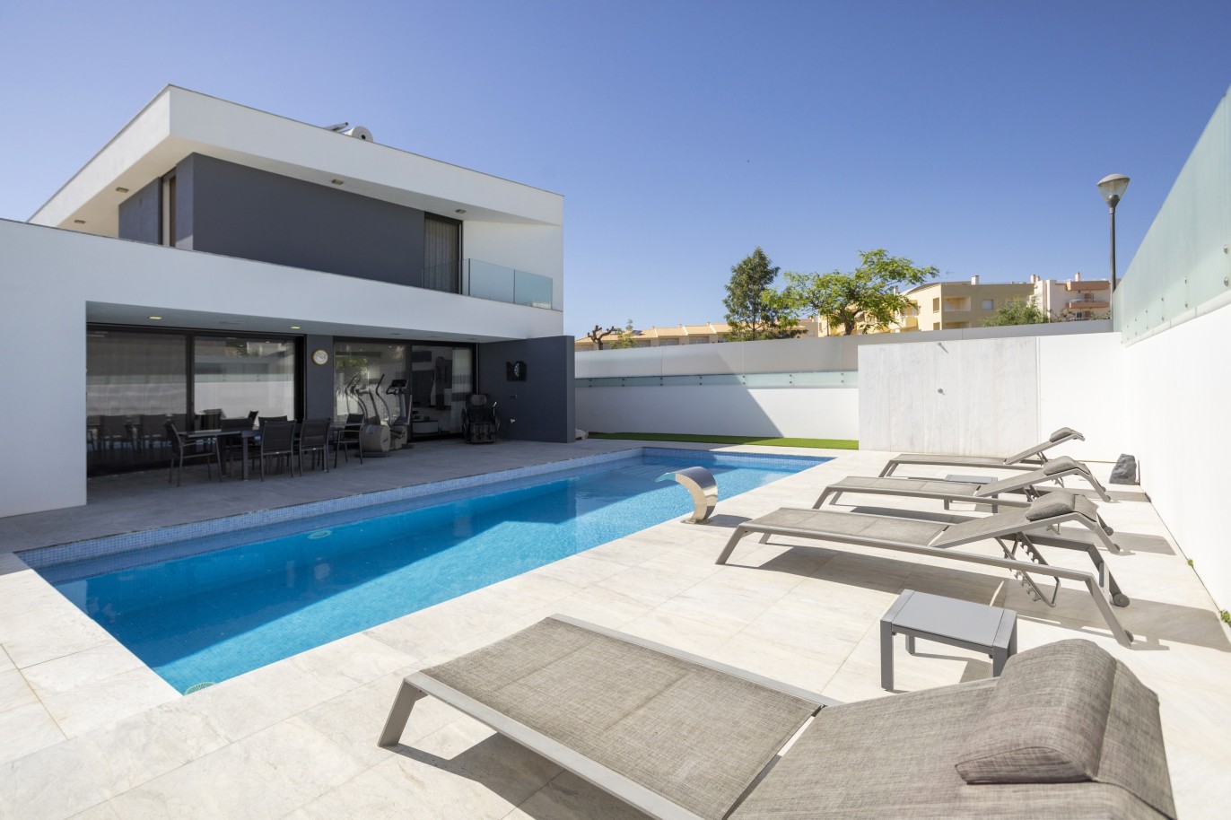 Villa V4 + 1 avec piscine, pour vendre à Quarteira, Algarve_224422