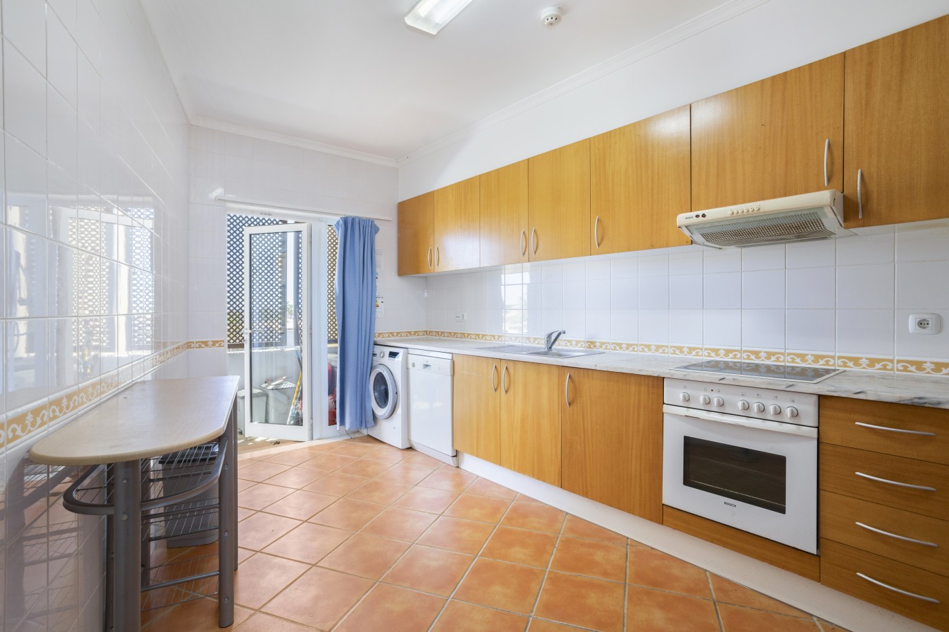 Piso de 3 dormitorios en condominio cerrado, en venta en vilamoura, Algarve_224428