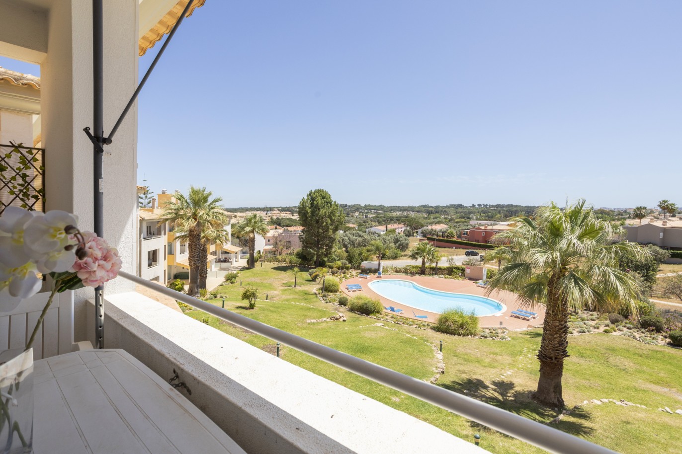 Piso de 3 dormitorios en condominio cerrado, en venta en vilamoura, Algarve_224437