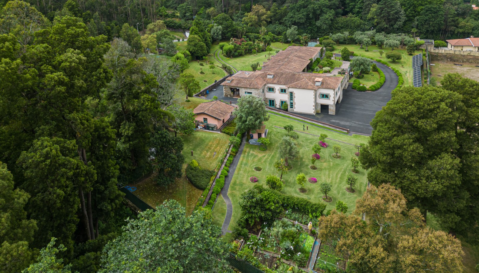 Casa de Campo de luxo com jardim, para venda, em Vila Nova Famalicão_225960