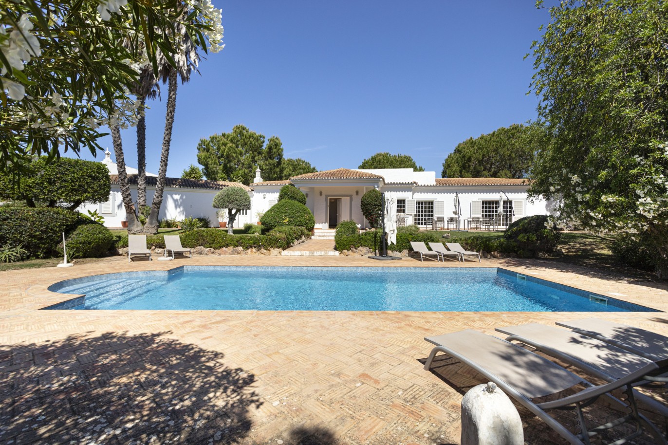 Villa de 6 dormitorios con jardín y piscina, en venta en Boliqueime, Algarve_225973
