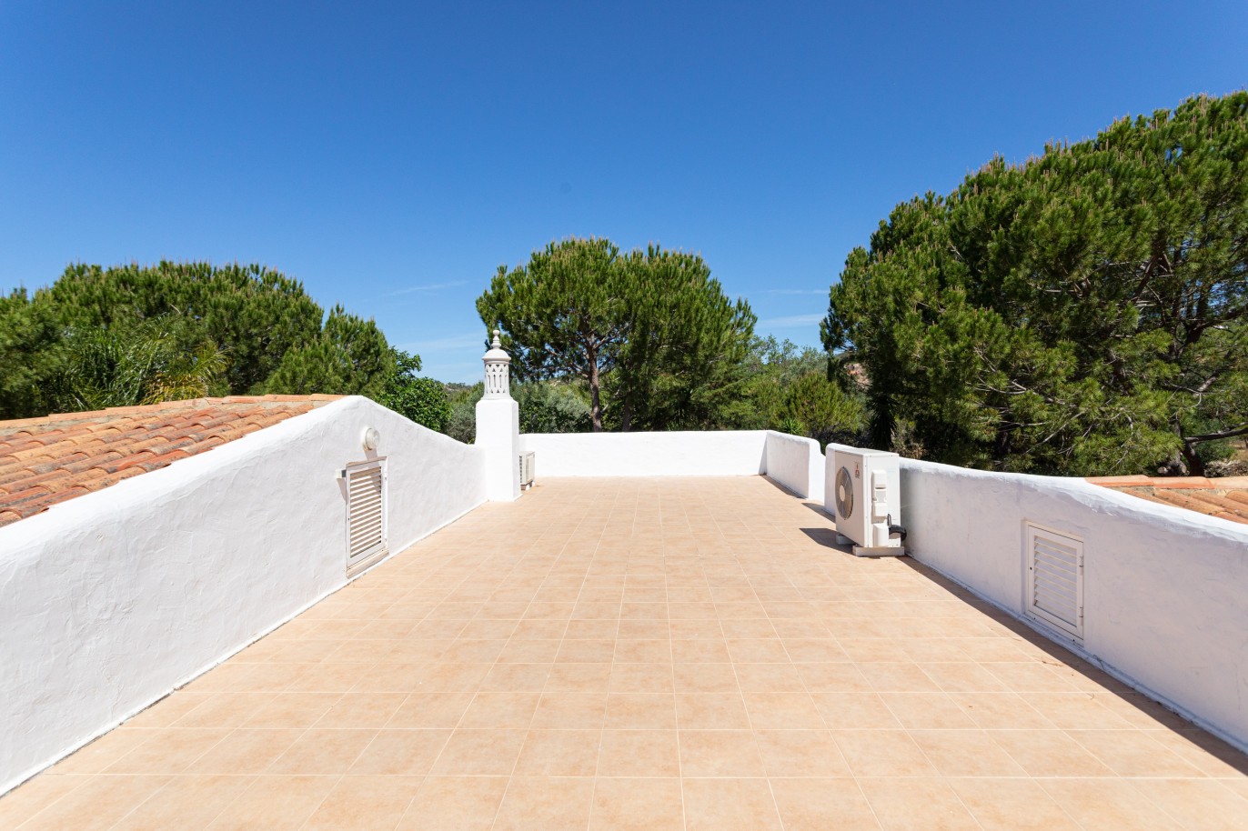 Villa de 6 dormitorios con jardín y piscina, en venta en Boliqueime, Algarve_225983