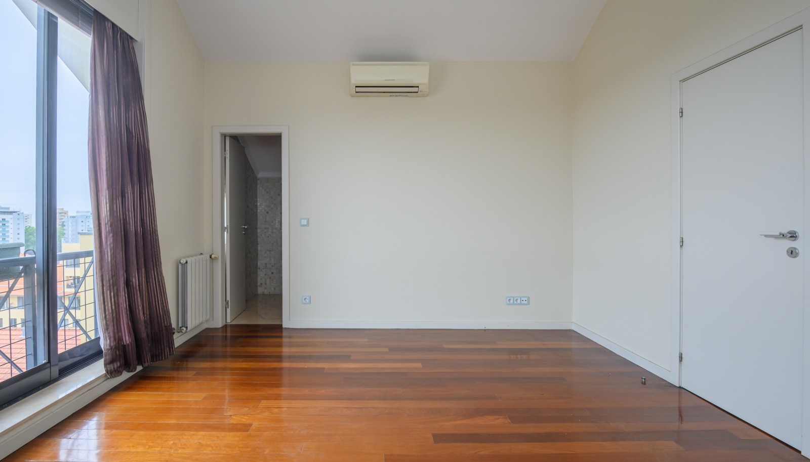 5 bedroom duplex penthouse with balcony, for sale, in Porto, Portugal_228661