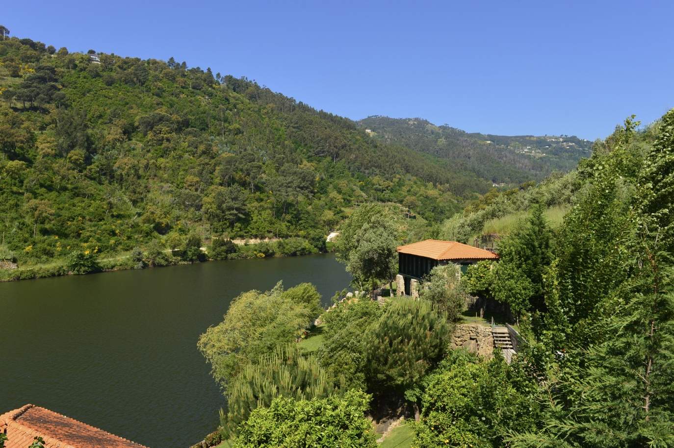 Ferienhäuser Modern mit Blick auf den Fluss, Portugal_23077