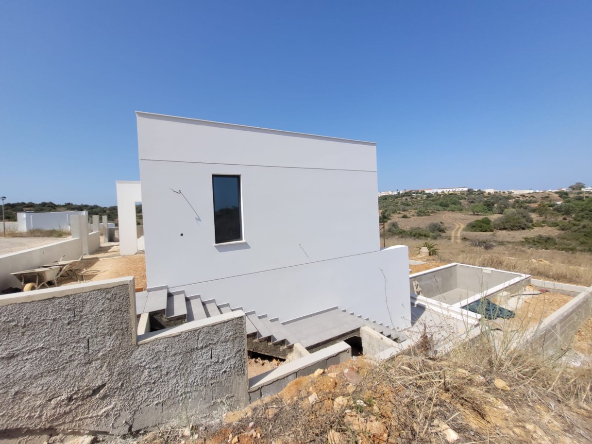 Villa de 3 dormitorios en construcción, en venta en Mexilhoeira Grande, Algarve_230802