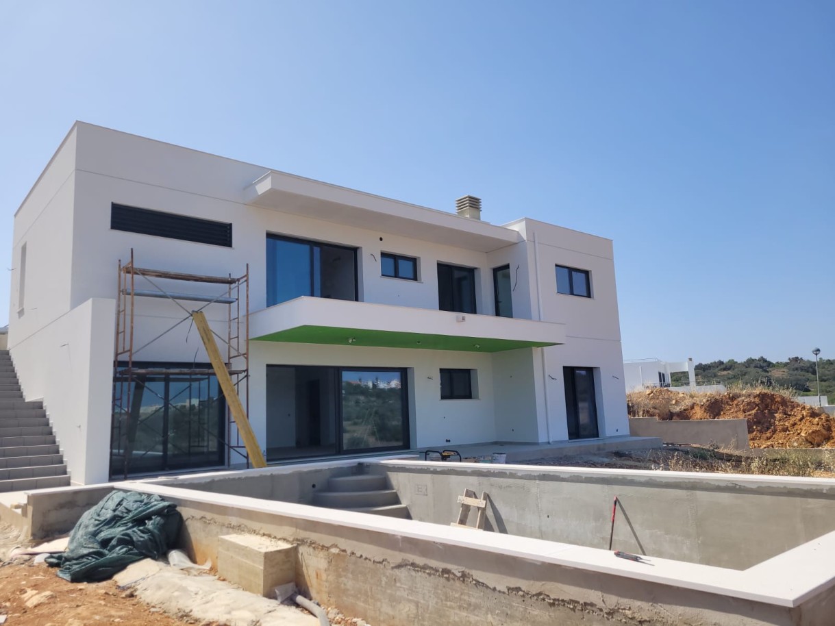 Villa de 3 dormitorios en construcción, en venta en Mexilhoeira Grande, Algarve_230804