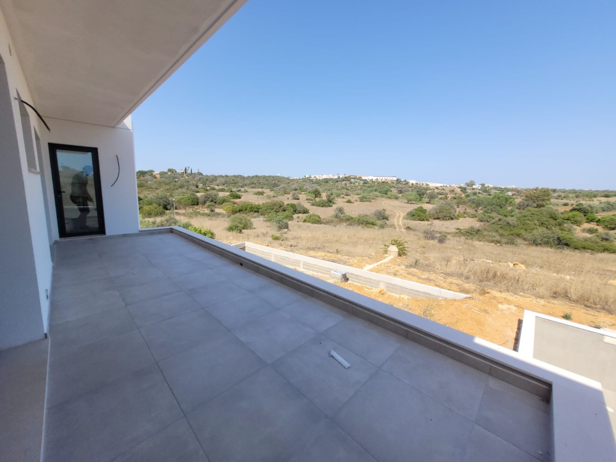 Villa de 3 dormitorios en construcción, en venta en Mexilhoeira Grande, Algarve_230807
