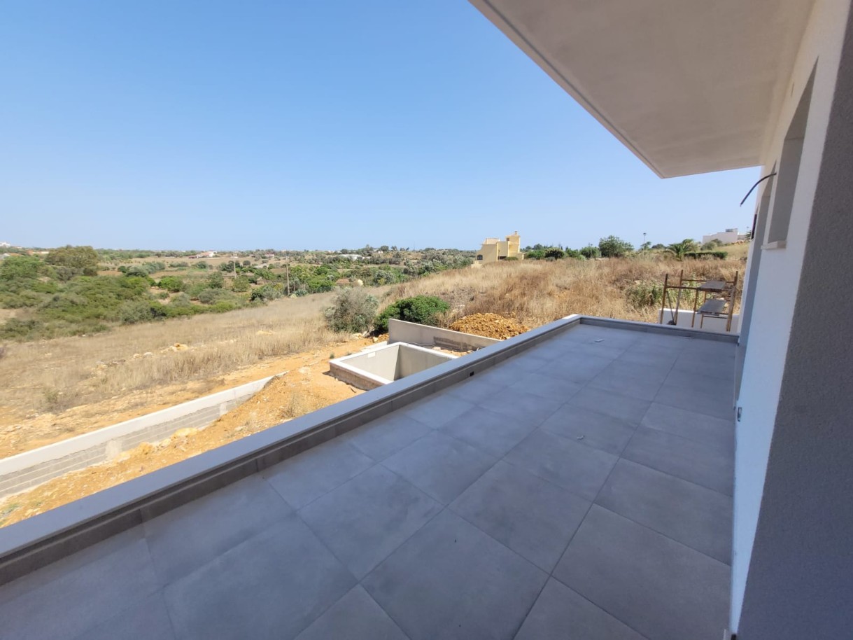 Villa de 3 dormitorios en construcción, en venta en Mexilhoeira Grande, Algarve_230808