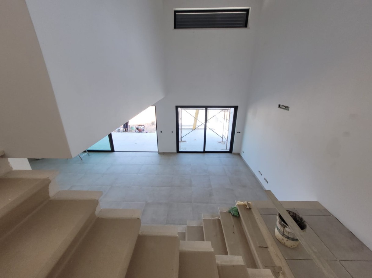 Villa de 3 dormitorios en construcción, en venta en Mexilhoeira Grande, Algarve_230810