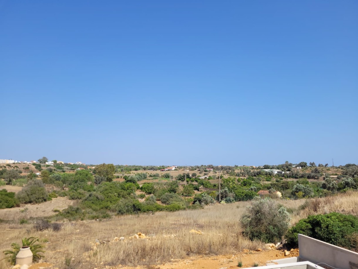 Villa de 3 dormitorios en construcción, en venta en Mexilhoeira Grande, Algarve_230811