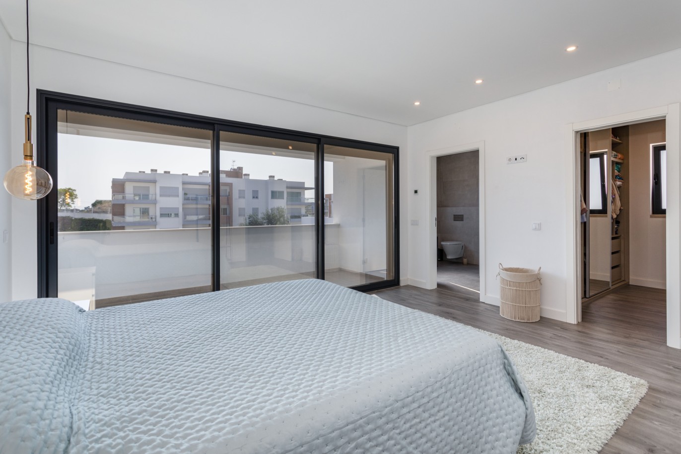 Villa de 4 dormitorios con piscina, en venta en Gambelas, Algarve_231132