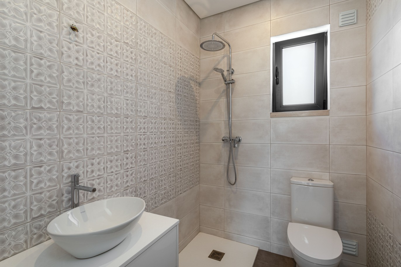 Villa de 4 dormitorios con piscina, en venta en Gambelas, Algarve_231137