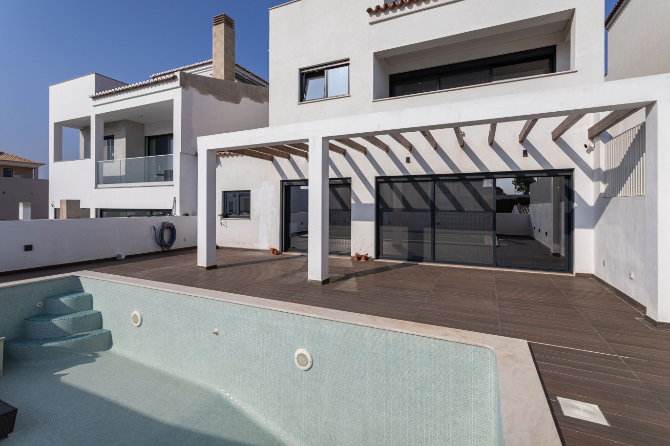 Villa de 4 chambres avec piscine, à vendre à Gambelas, Algarve_231142