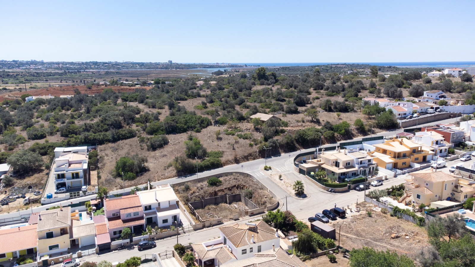 Terreno edificable, en venta en Mexilhoeira Grande, Algarve_232069