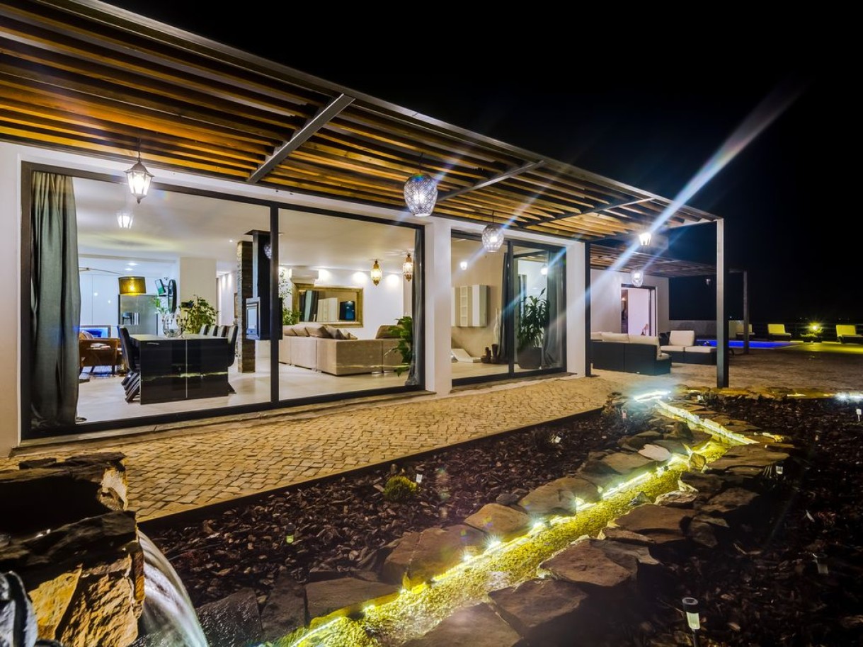 Villa de 3 dormitorios con piscina en venta en Tavira, Algarve_232684
