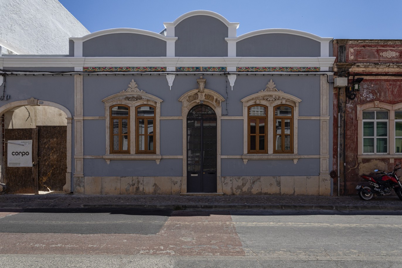 Villa reformada de 2 dormitorios, en venta en el centro de Faro, Algarve_232858