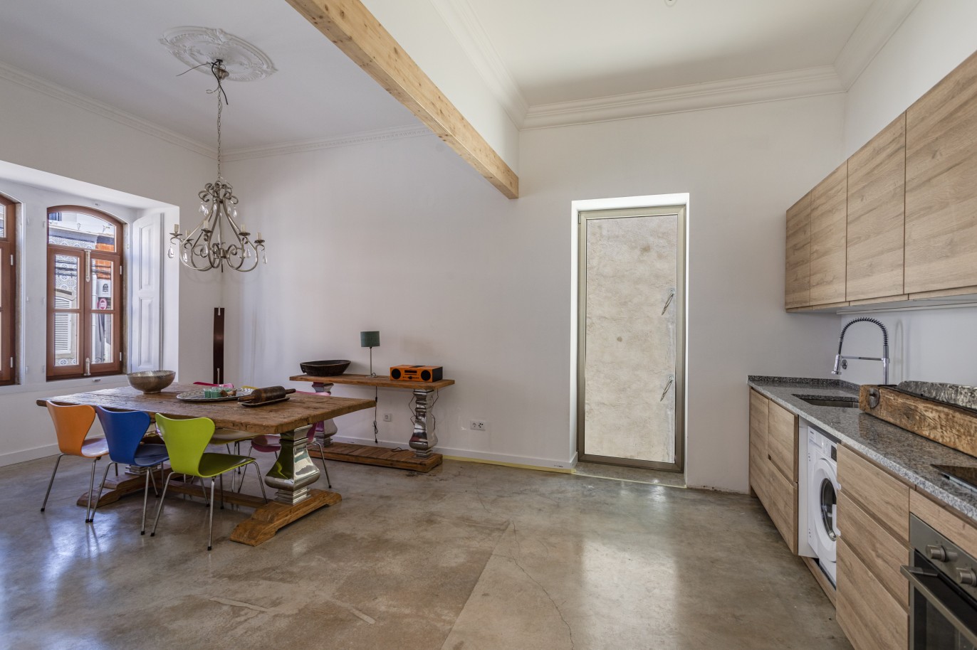 Villa reformada de 2 dormitorios, en venta en el centro de Faro, Algarve_232859