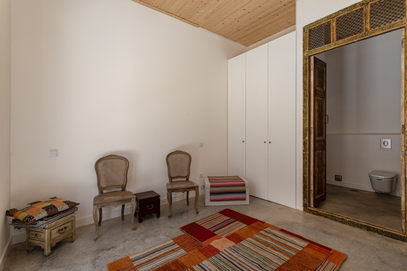 Villa reformada de 2 dormitorios, en venta en el centro de Faro, Algarve_232866
