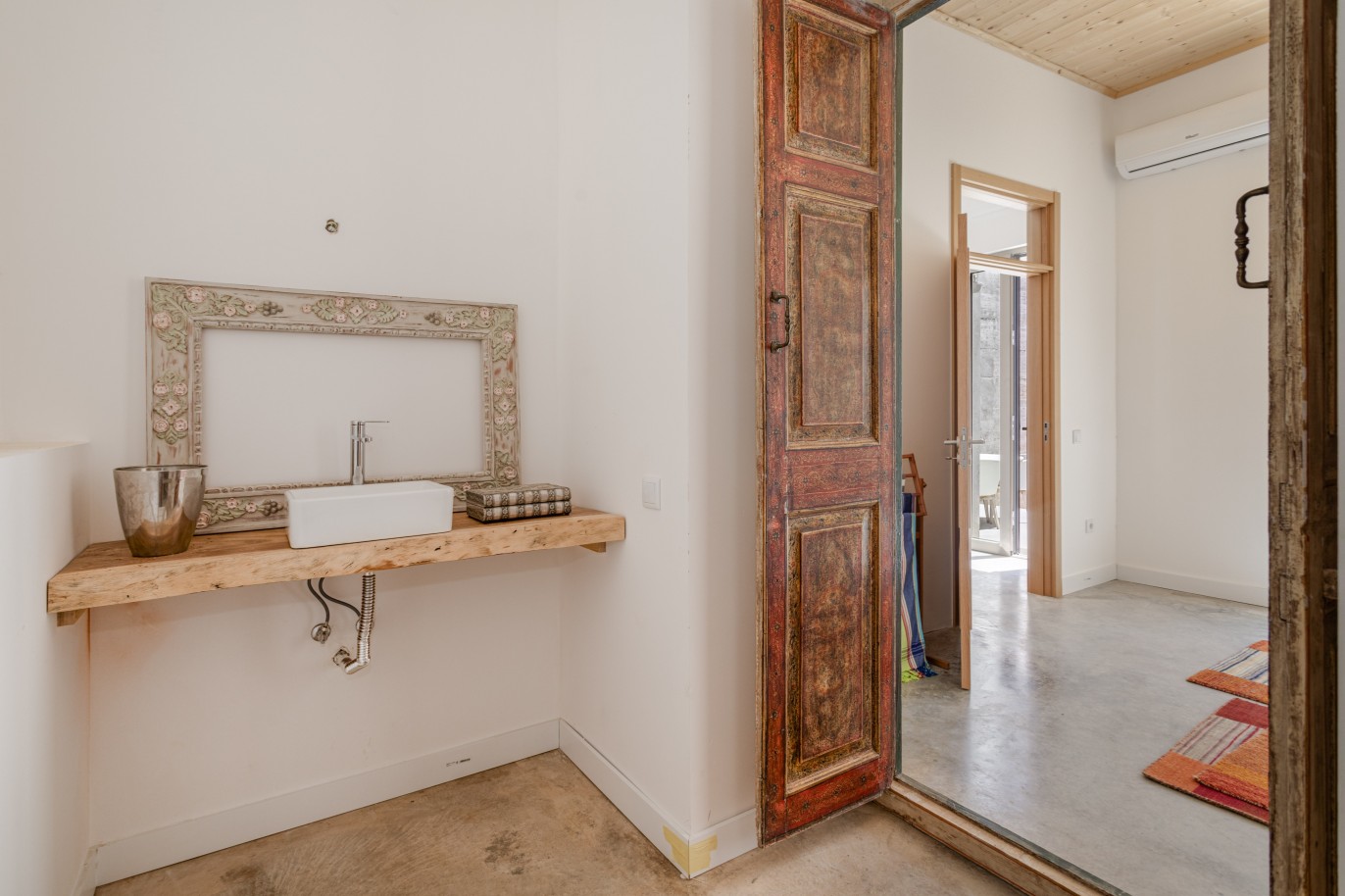 Villa reformada de 2 dormitorios, en venta en el centro de Faro, Algarve_232870