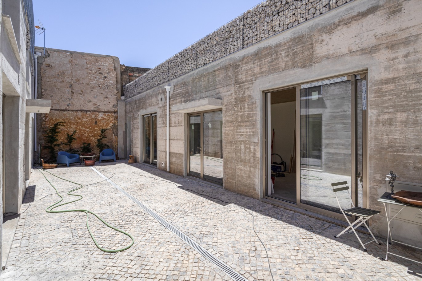 Villa reformada de 2 dormitorios, en venta en el centro de Faro, Algarve_232877