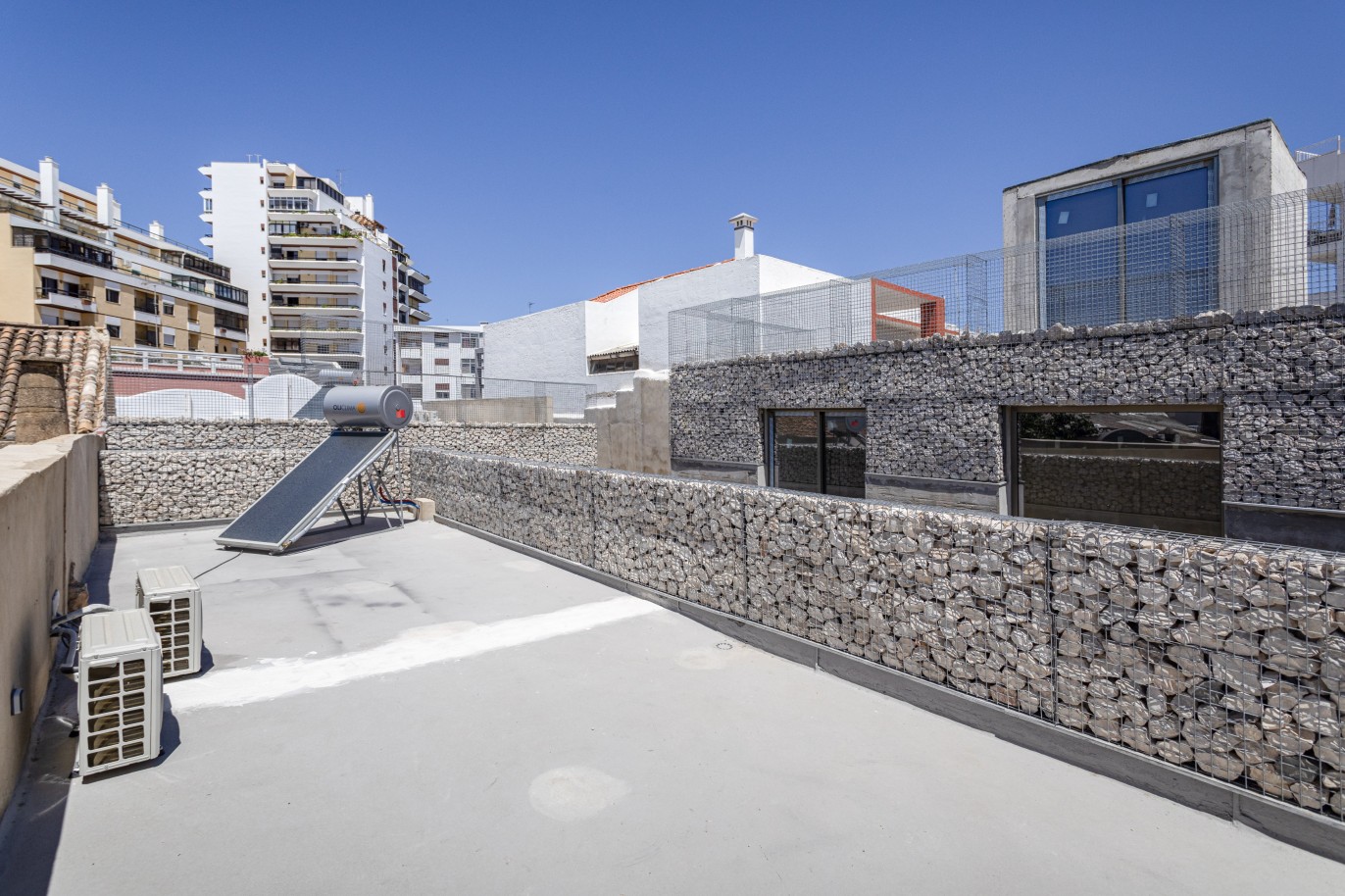 Propiedad renovada de 3 villas, en venta en el centro de Faro, Algarve_232946
