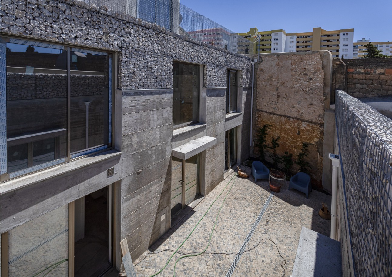 Propiedad renovada de 3 villas, en venta en el centro de Faro, Algarve_232950