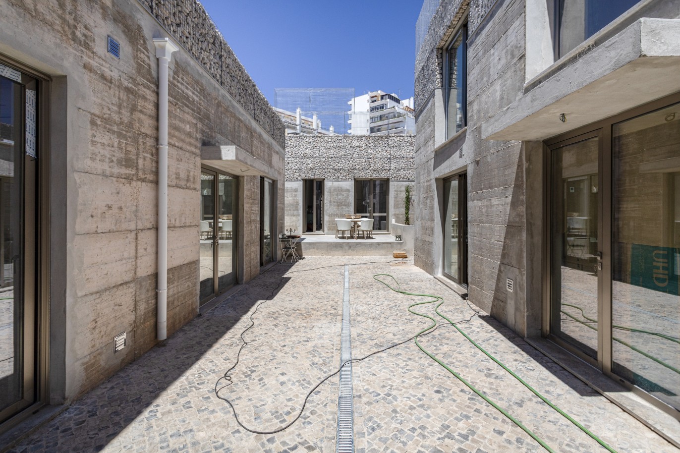 Propiedad renovada de 3 villas, en venta en el centro de Faro, Algarve_232953