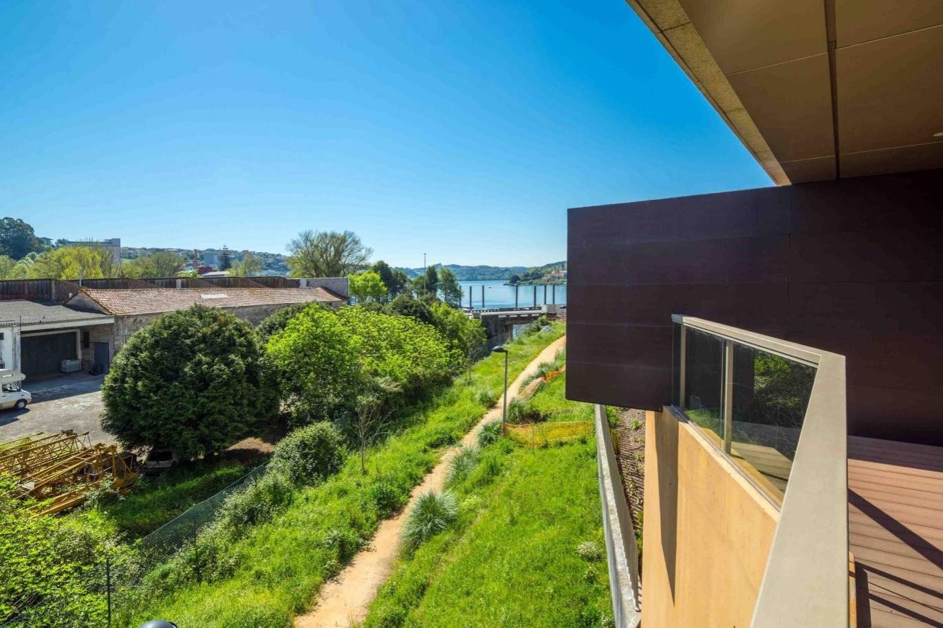 Apartamento moderno com varanda e vistas rio, para venda, no Porto_232973