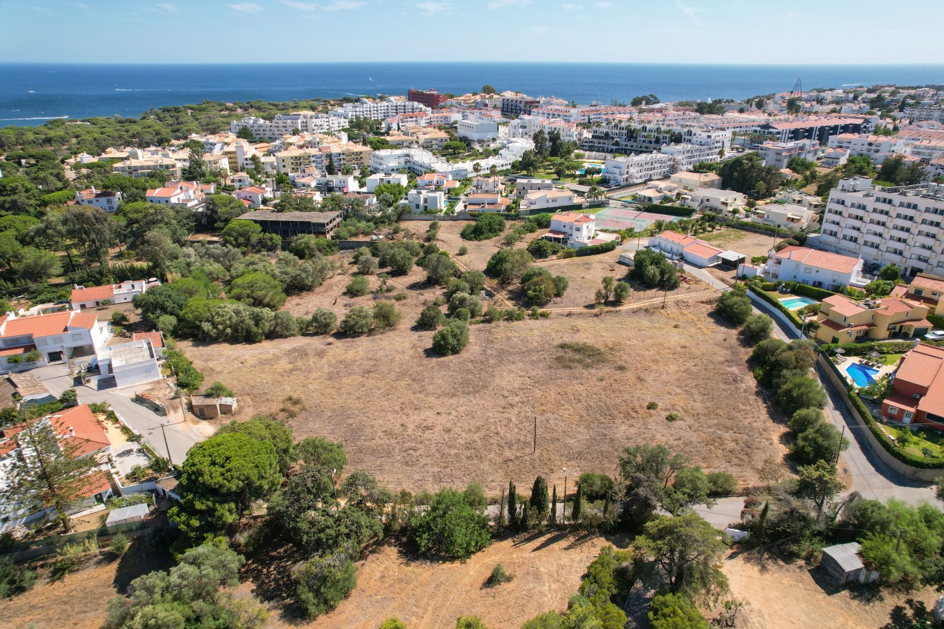 Villas de 4 dormitorios para la construcción con piscina, en venta en Albufeira, Algarve_233628