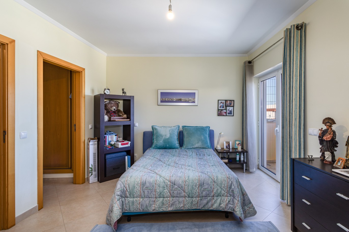 Triplex-Villa mit 3 Schlafzimmern und Gewerbefläche, zu verkaufen in Portimão_233877