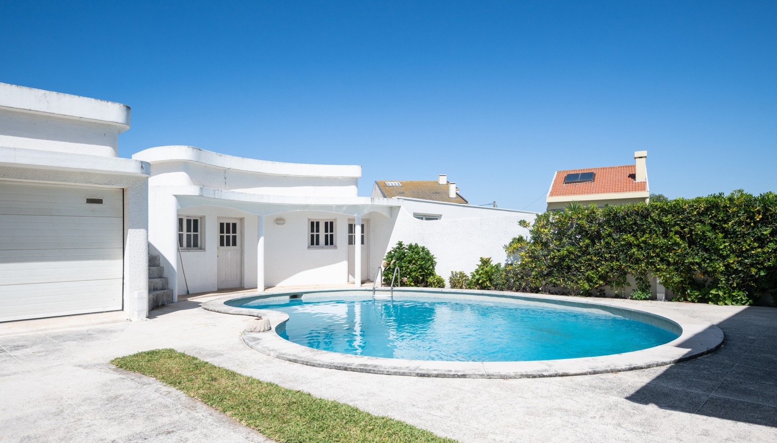 Sale: 3-bedroom villa with pool, on the 2nd line of the sea, in Miramar, V. N. Gaia, Portugal_235235