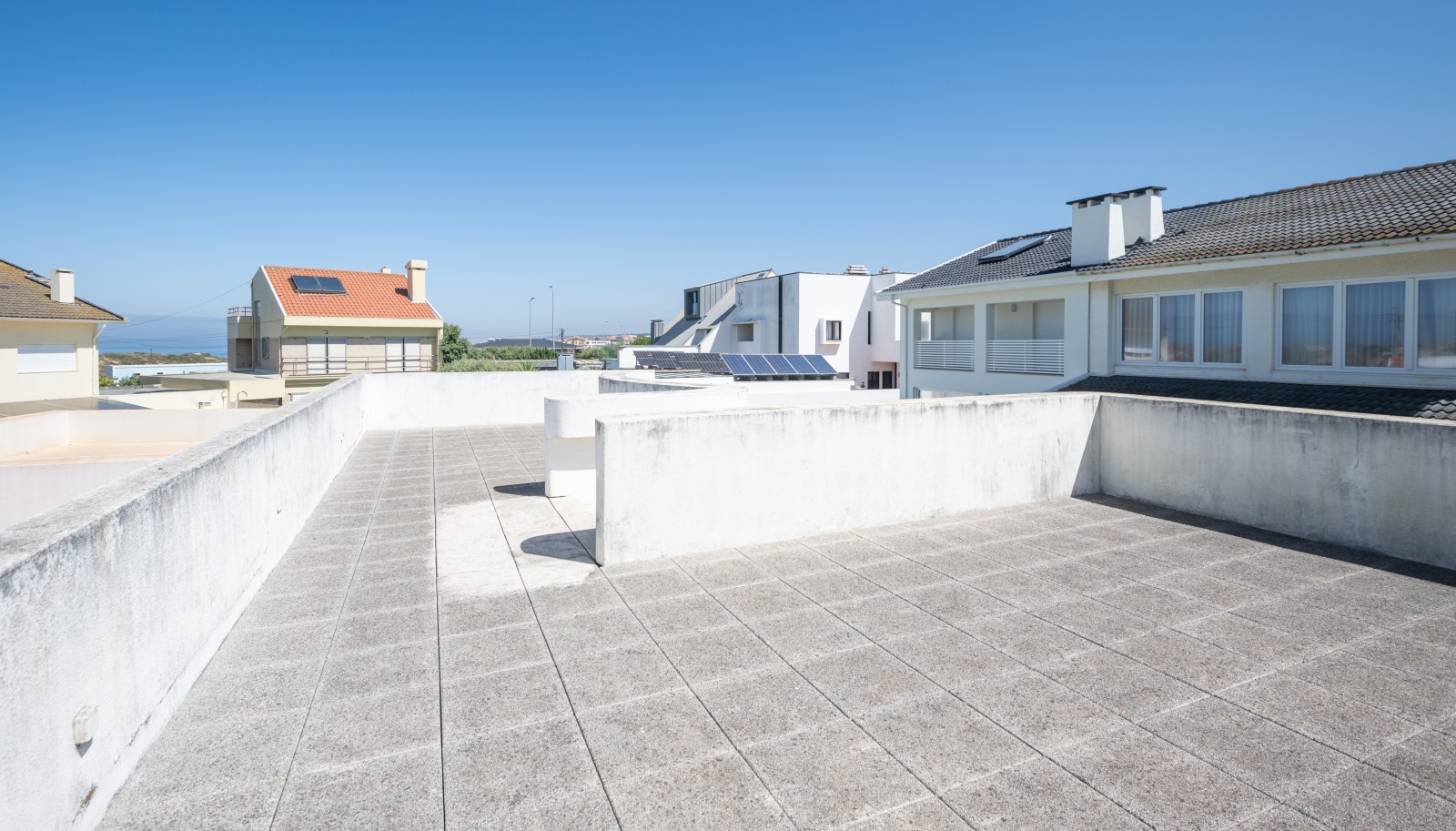 En venta: villa de 3 dormitorios con piscina, en la 2 ª línea del mar, en Miramar, V. N. Gaia, Portugal_235240