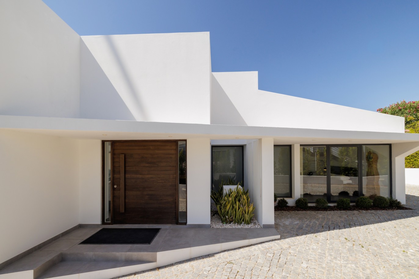 Villa contemporánea de 4 dormitorios con piscina en venta en Vale do Lobo, Algarve_236125