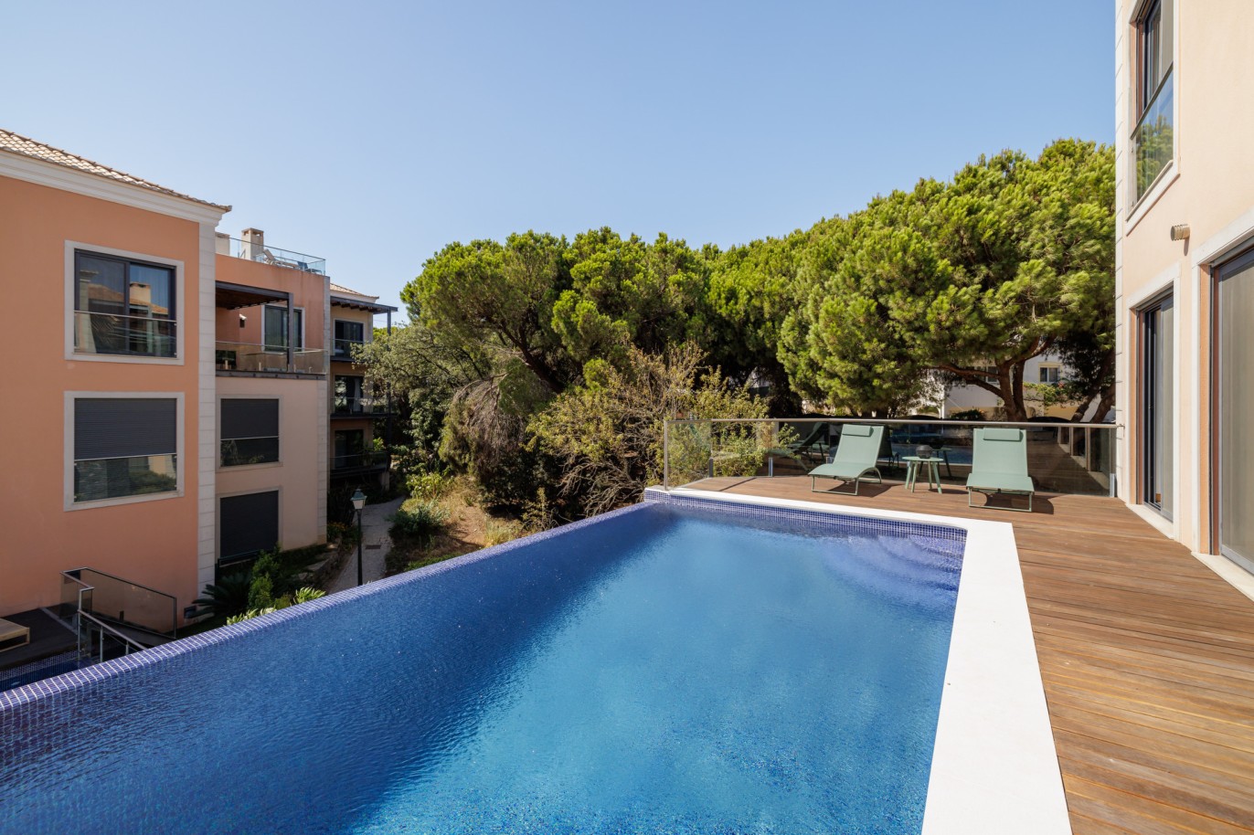 Piso de 2 dormitorios con piscina, en venta en Vale do Lobo, Algarve_237295