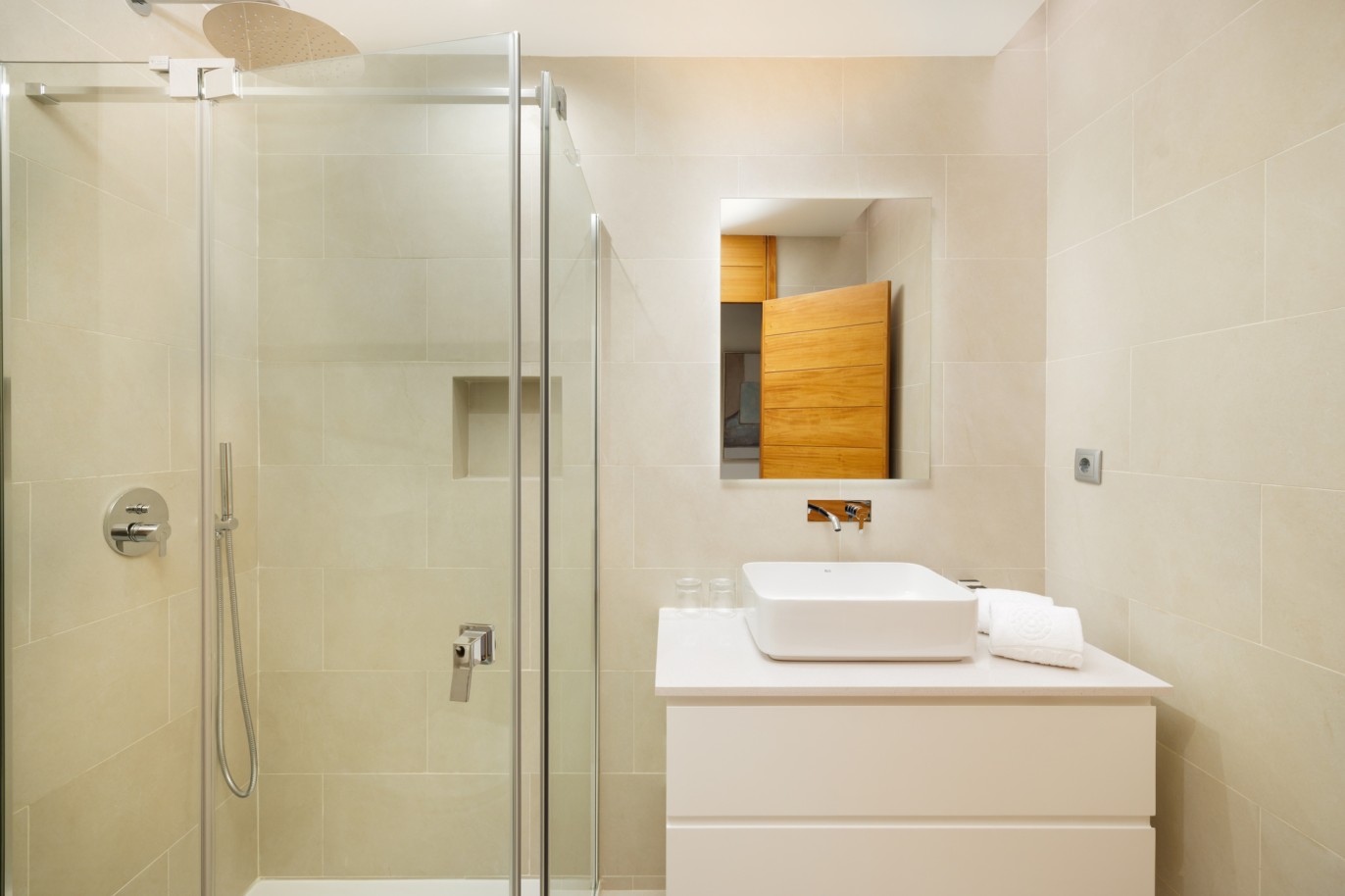 Piso de 2 dormitorios con jacuzzi, en venta en Vale do Lobo, Algarve_237351
