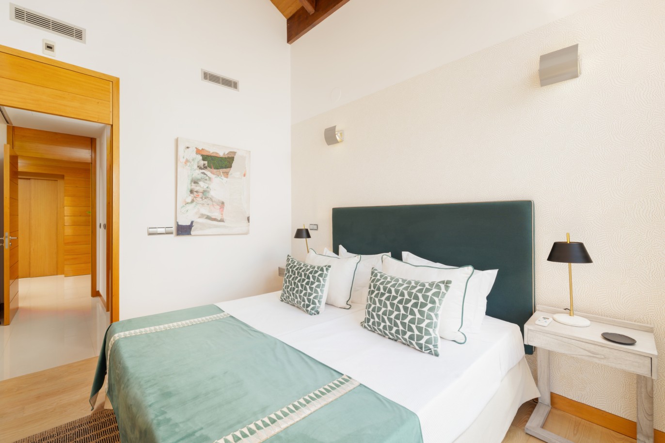 Piso de 2 dormitorios con jacuzzi, en venta en Vale do Lobo, Algarve_237352
