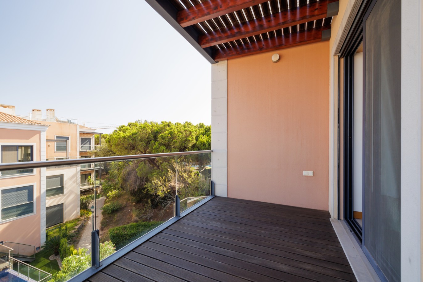 Piso de 2 dormitorios con jacuzzi, en venta en Vale do Lobo, Algarve_237354
