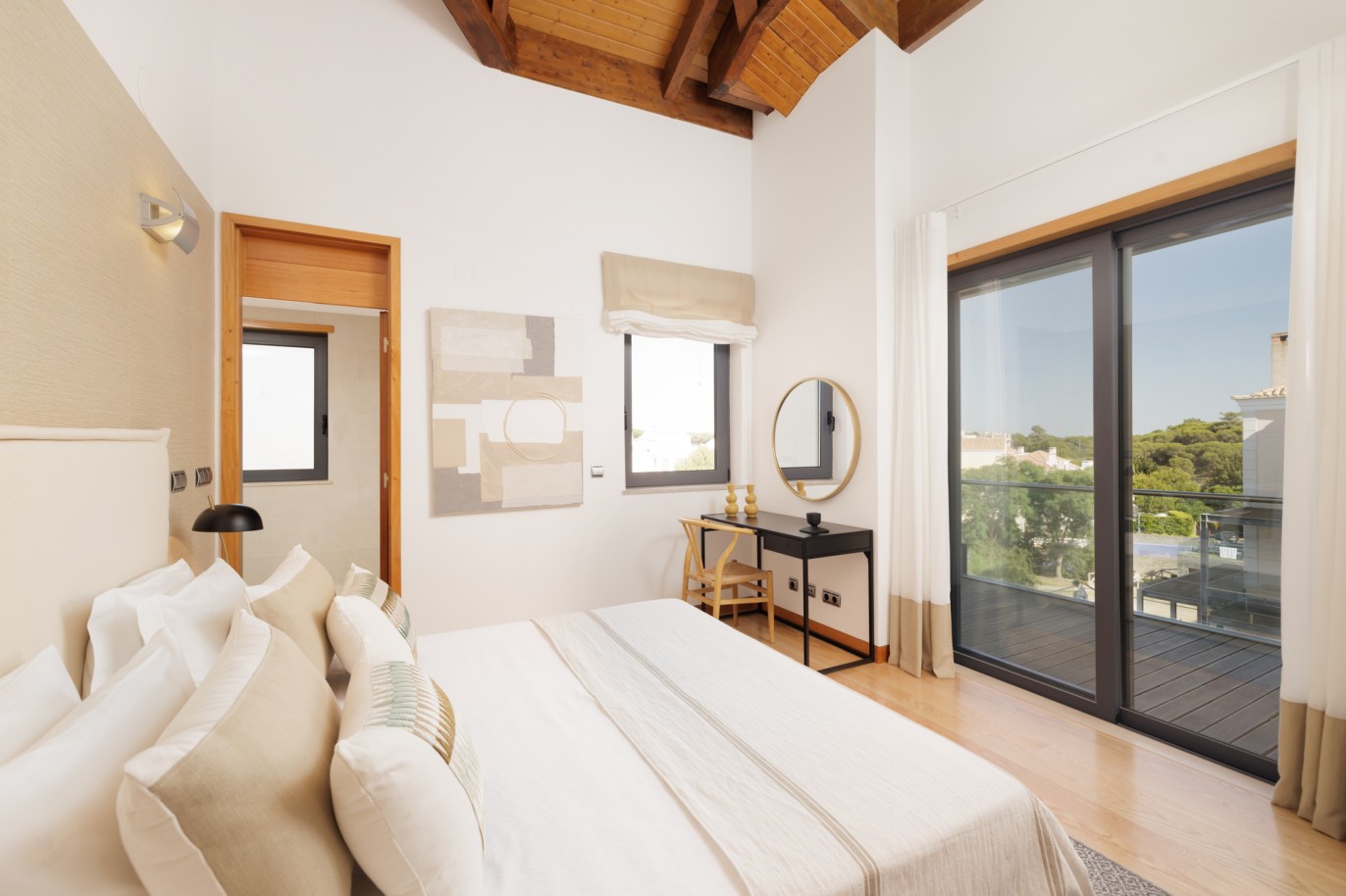 Piso de 2 dormitorios con jacuzzi, en venta en Vale do Lobo, Algarve_237356