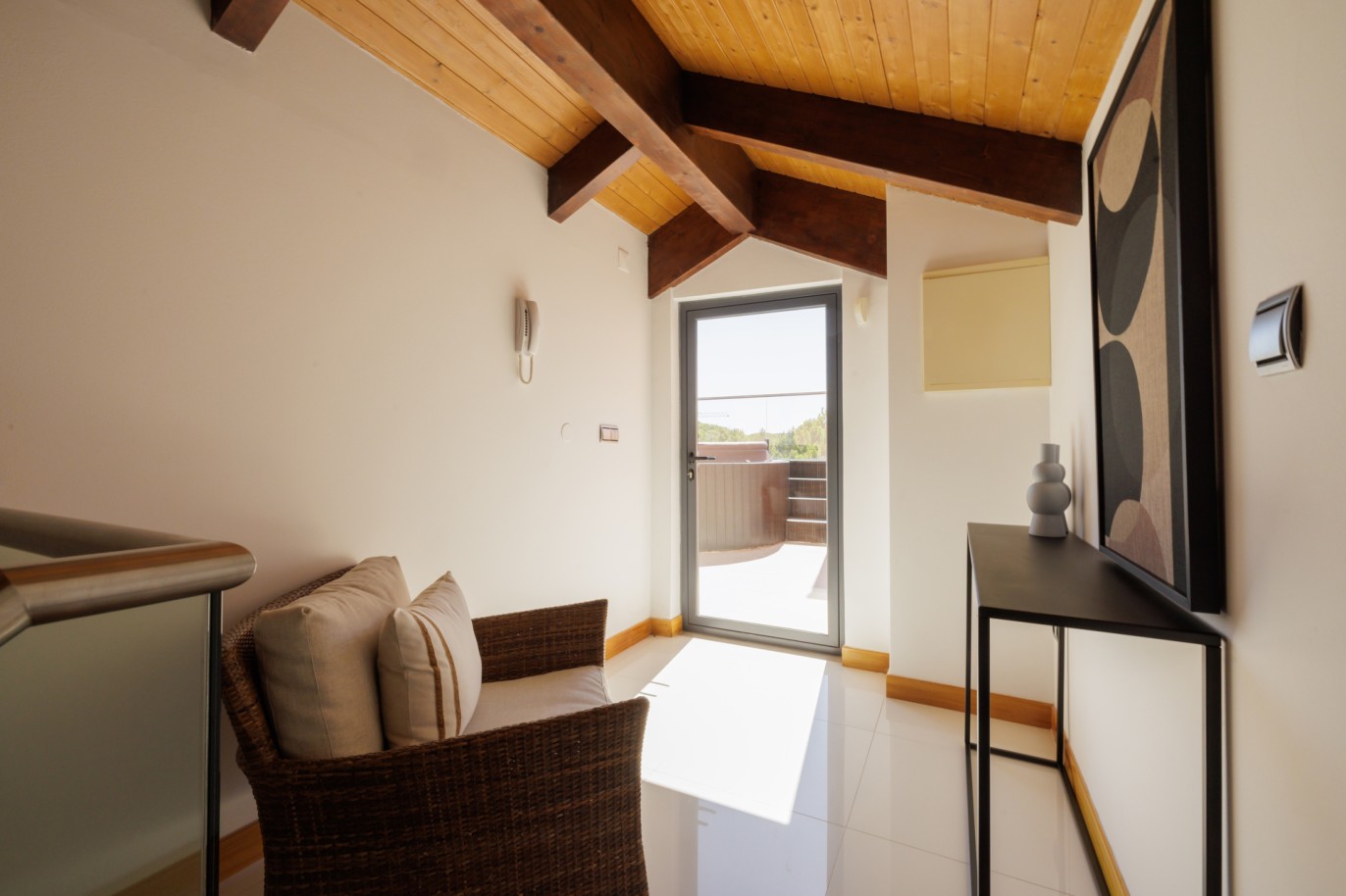 Piso de 2 dormitorios con jacuzzi, en venta en Vale do Lobo, Algarve_237360