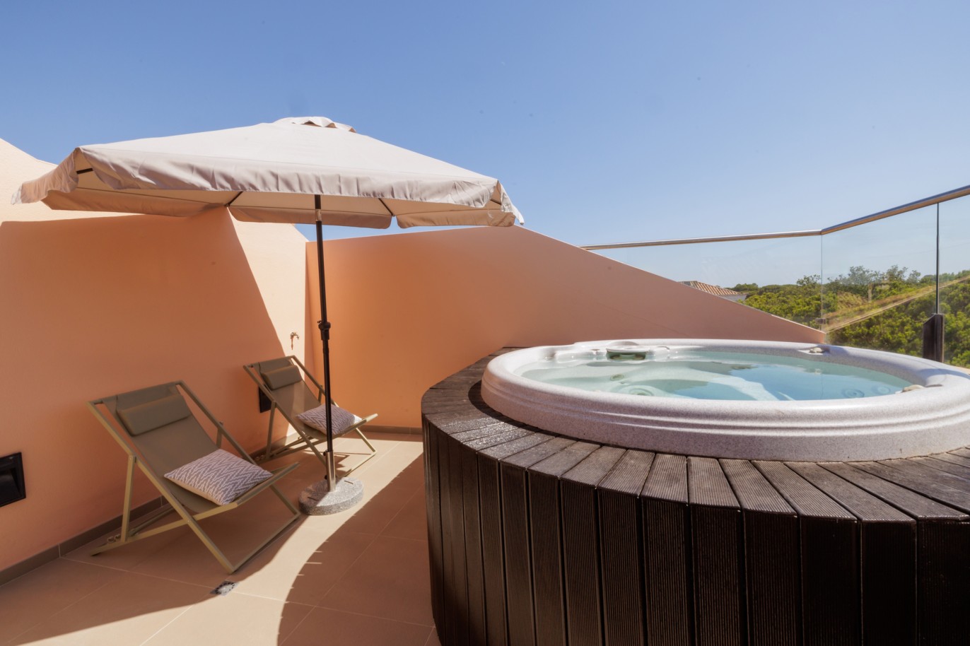 Piso de 2 dormitorios con jacuzzi, en venta en Vale do Lobo, Algarve_237364
