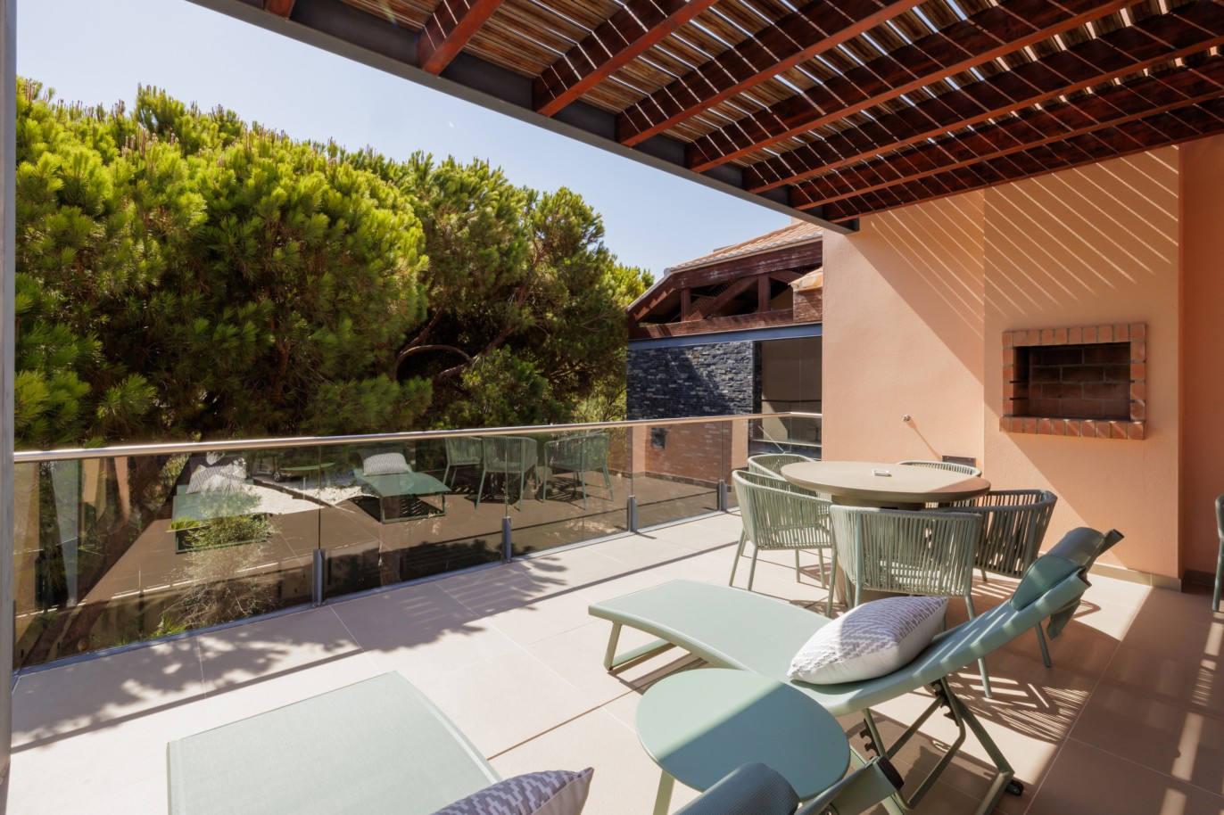Piso de 2 dormitorios con jacuzzi, en venta en Vale do Lobo, Algarve_237373