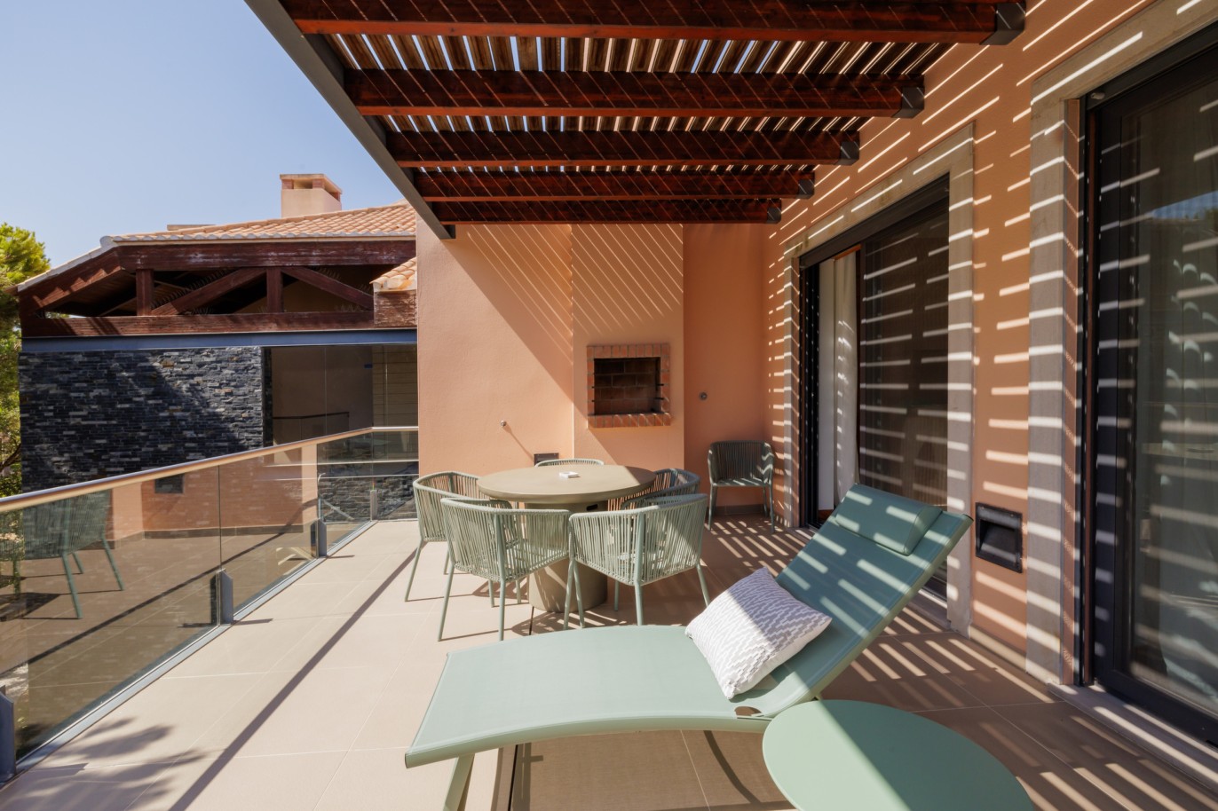 Piso de 2 dormitorios con jacuzzi, en venta en Vale do Lobo, Algarve_237376