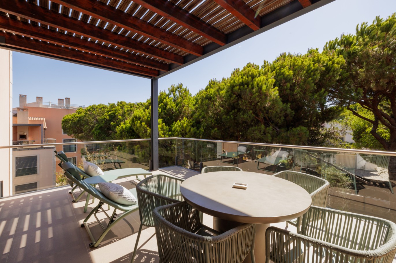 Piso de 2 dormitorios con jacuzzi, en venta en Vale do Lobo, Algarve_237378