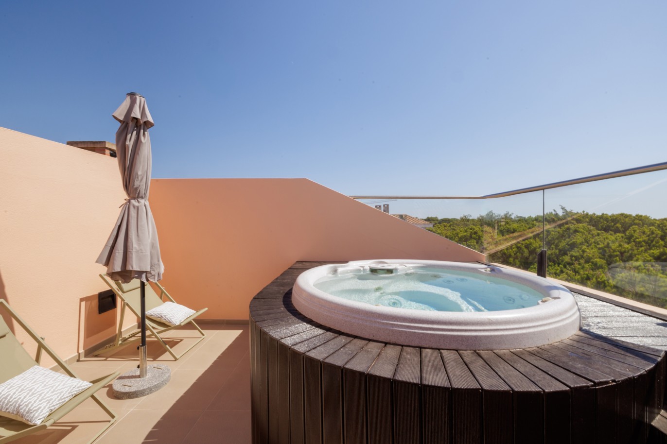 Piso de 2 dormitorios con jacuzzi, en venta en Vale do Lobo, Algarve_237380