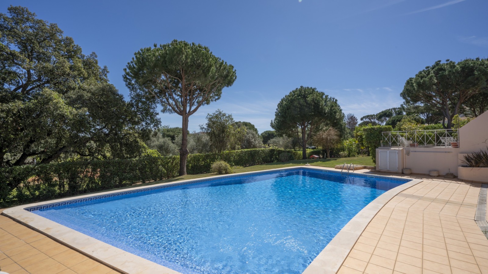 Villa adosada de 4 dormitorios, con piscina, en venta en Vilamoura, Algarve_237471