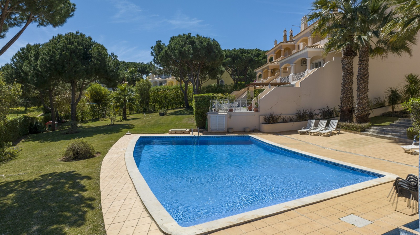 Villa adosada de 4 dormitorios, con piscina, en venta en Vilamoura, Algarve_237486