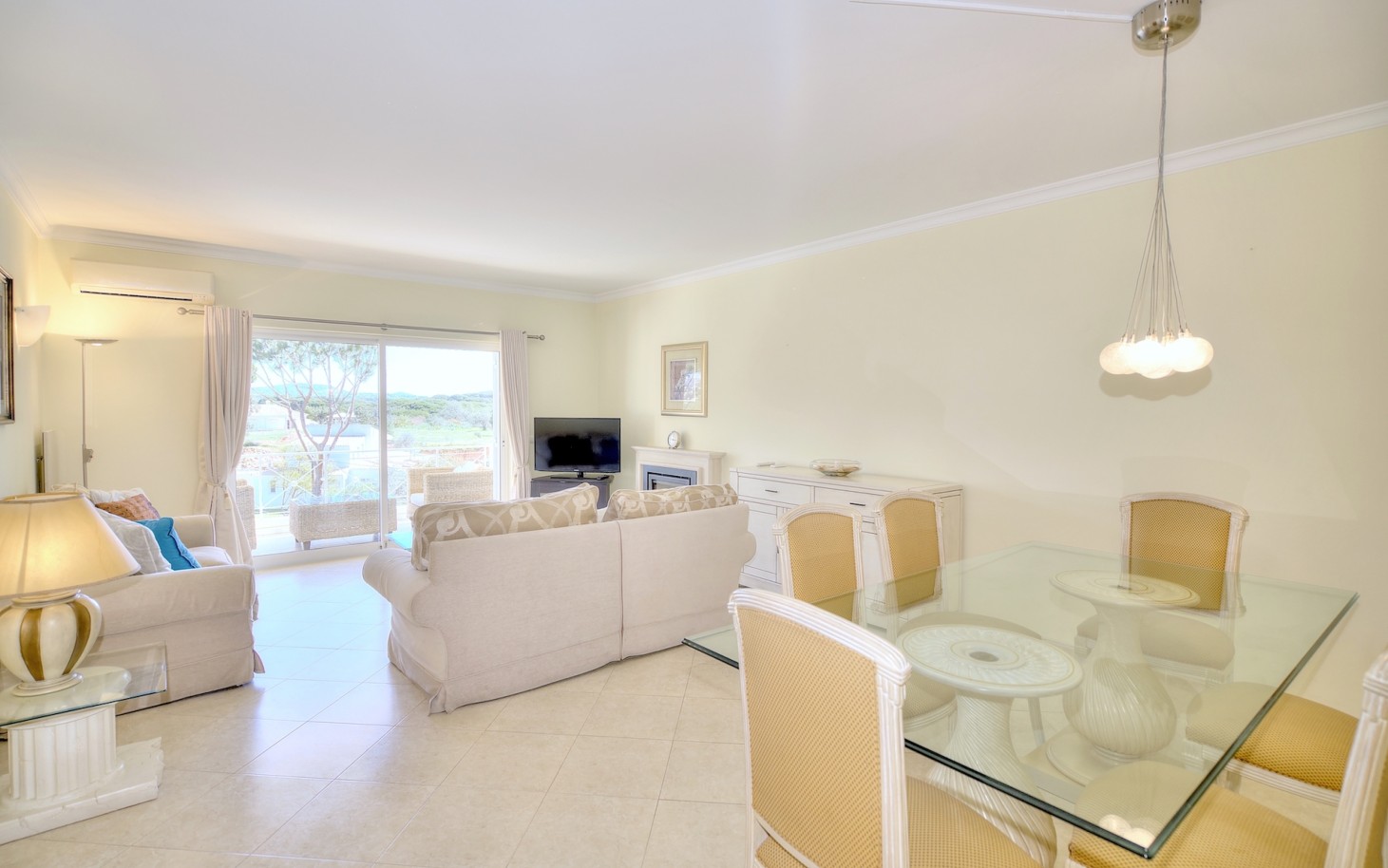 Villa adosada de 4 dormitorios, con piscina, en venta en Vilamoura, Algarve_237488