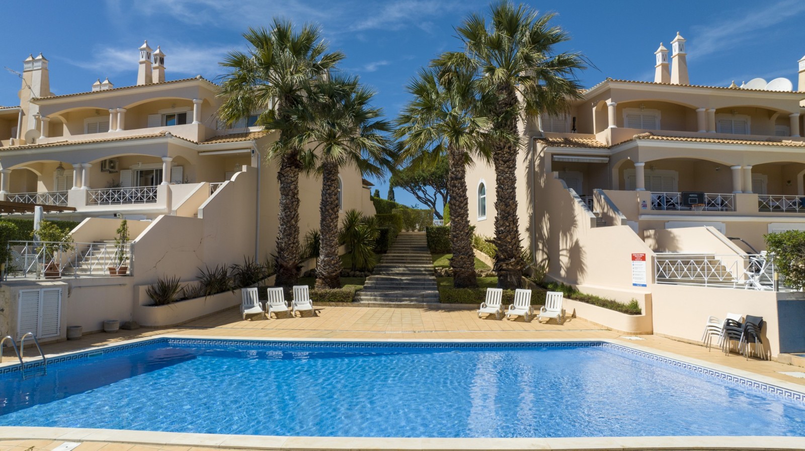 Villa adosada de 4 dormitorios, con piscina, en venta en Vilamoura, Algarve_237490