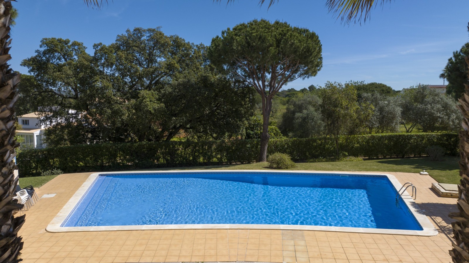 Villa adosada de 4 dormitorios, con piscina, en venta en Vilamoura, Algarve_237491