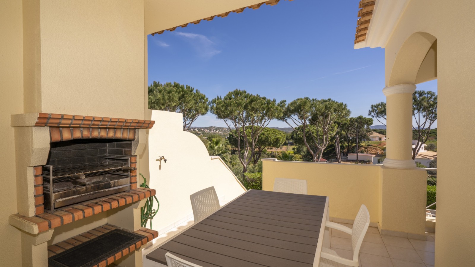 Doppelhaushälfte mit 4 Schlafzimmern, mit Pool, zu verkaufen in Vilamoura, Algarve_237495